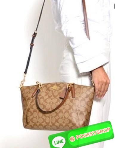 COACH 28989 KELSEY IN SIGNATURE CANVAS SHOULDER BAG กลับมาอีกครั้ง คุณภาพเต็ม100 เหมือนเดิม ไม่หักเลยจ้าา กระเป๋าทรงพัด หิ้วหรือสะพายข้างได้ หนังแท้ลายแคนวาส หนังนิ่มมากๆ สัมผัสแล้วคือใช่เลยจ้าา! เปิด-ปิดกระเป๋าแบบซิป ปากกระเป๋ากว้างหยิบจับสัมภาระง่าย ภาย