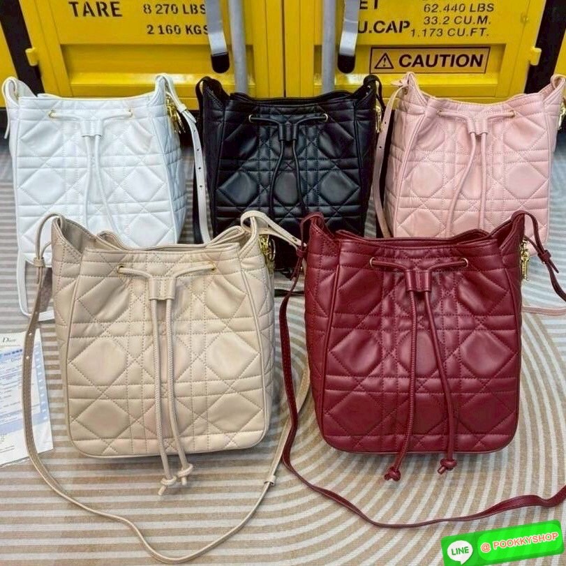 พร้อมส่ง | Dior Medium D-Motion Bag กระเป๋าสะพายทรงบัคเก็ต โดดเด่นด้วยดีไซน์ทรงถังทันสมัยเรียบง่ายใช้งานได้จริง เย็บตะเข็บแบบ Macrocannage นุ่มนวล มาพร้อมเชือกผูกรูดเปิดปิด ภายในโล่งกว้าง จุของได้เยอะ น่ารักน่าใช้มากค่ะ