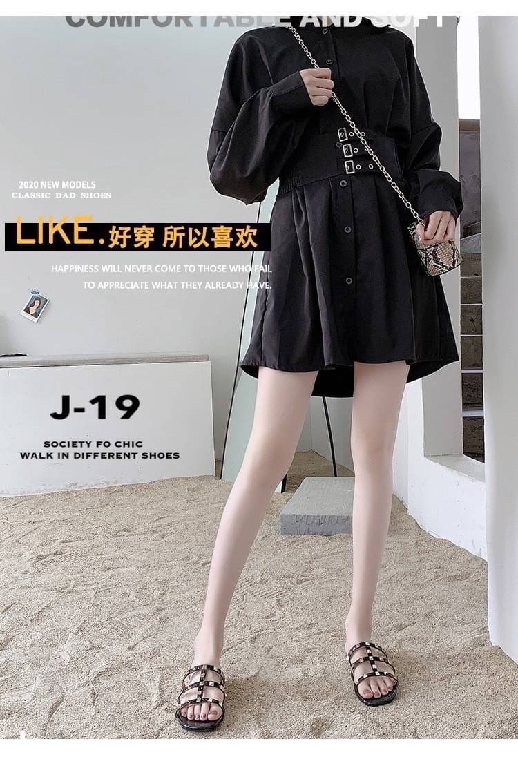 แบบขายดีรีพีท‼️ ตอบโจทย์ได้ดีในวันที่ไม่อยากส้นสูง แต่ยังอยากดูกริบ เป๊ะปัง สไตล์เซเลป อะไหล่ปิรามิดสีทอง เพิ่มความหรูดูแพง หนังแก้วเงา ดูแลง่าย ใส่ได้ตลอดไม่มีเอาท์ จริงๆค่ะ