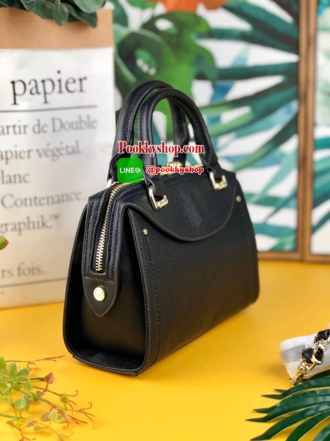 New!! Lyn handle Bag กระเป๋าสะพาย/ถือวางอยู่ทรงสวย ใบขนาดกำลังน่ารัก แต่งพวงกุญแจหนังและพวงกุญแจโลหะ ด้านหน้ามีโลโก้แบรนด์ มีหมุดรองฐาน 4 มุม เปิดปิดแบบซิปคู่ ด้านในจุของพอสมควร ใส่ iPhone plus/กระเป๋าเงินใบกลางได้ มีสายสะพายยาวแบบหนังถอดและปรับสายได้ตามต