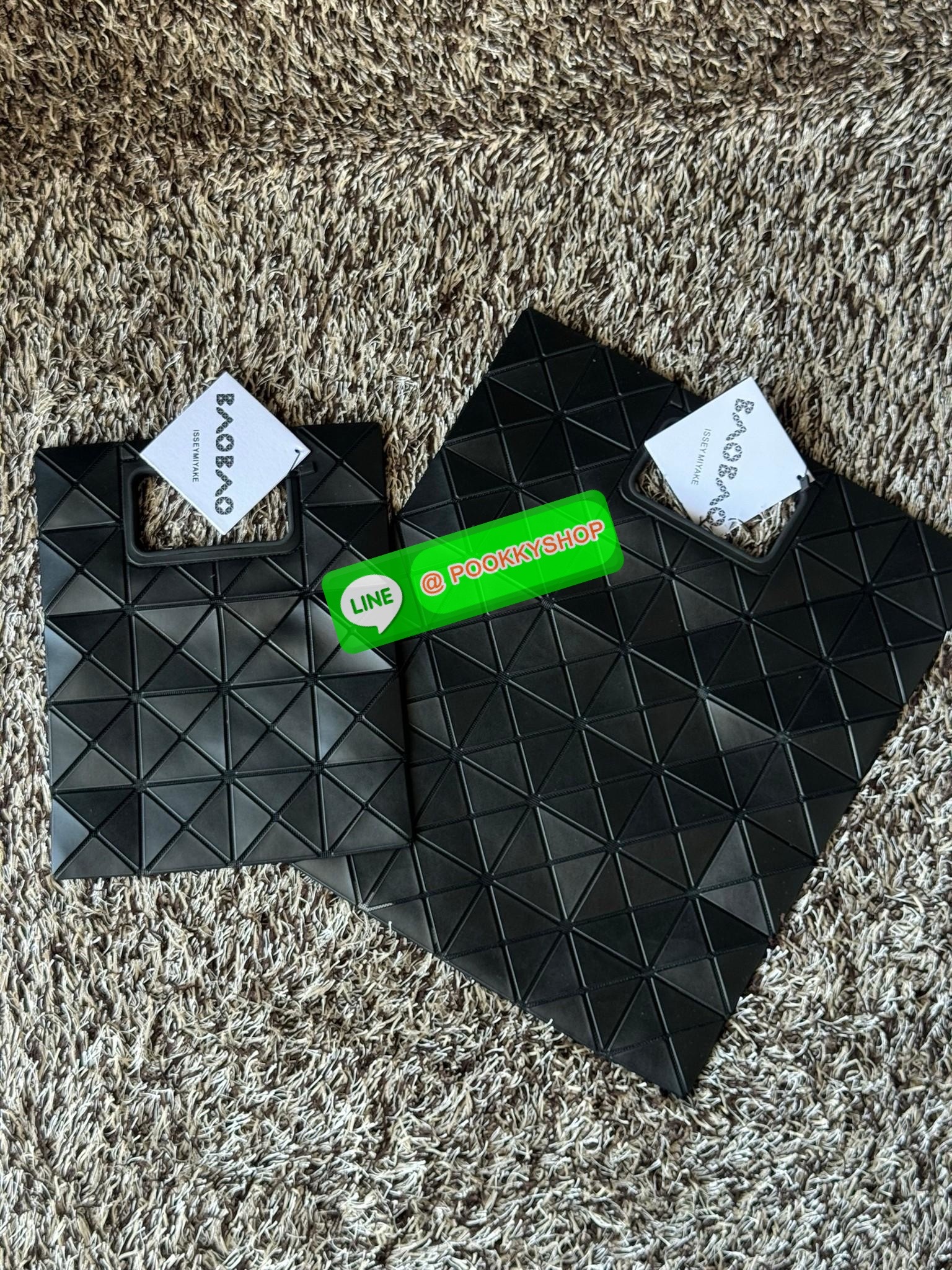 Baobao Issey Miyake large Bocca matte-finish tote bag BOCCA MATTE เป็นกระเป๋าถือรูปแบบใหม่ที่มีด้ามจับด้านในที่ช่วยให้กระเป๋าวางอยู่บนแขนหรือข้อมือได้อย่างนุ่มนวล เป็นกระเป๋าถือขนาดใหญ่นี้มีกระเป๋าด้านในพร้อมซิปที่ช่วยให้จัดเก็บได้อย่างปลอดภัย สามารถใส่แล