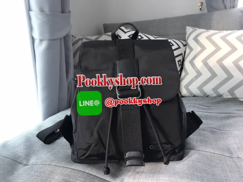 กระเป๋าสะพายหลัง Calvin Klein Backpack เป้ สีดำ พร้อมส่งที่ไทย 2017 กระเป๋าหนังสลับไนล่อน สุด chic มาพร้อมป้ายยี่ห้อ metal สีเงิน ตัดสีดำ อย่างโดดเด่น ข้างหลังมีซิปเปิดปิดได้ค่ะ ช่องกระเป๋าปกติใช้สายรูด แบบขนมจีบ ล็อคด้วยกระดุมเป๊ก สะดวกสบายและจุของได้เย