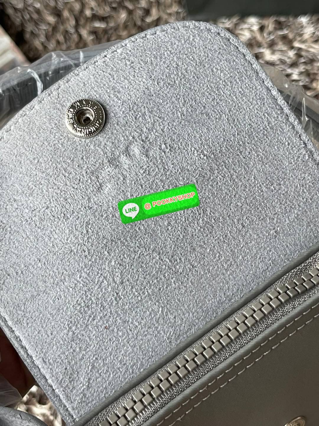 Longchamp Le Pliage Neo Size M มาพบกับกระเป๋ารุ่นยอดนิยม ที่สาวๆ ต้องมีไว้เก็บไว้สักใบ กระเป๋าโท้ทใบนี้ มาพร้อมกับสีที่มีสไตล์เรียบง่าย มีสายสะพายยาวช่วยให้คุณสามารถสะพายไหล่ได้อย่างสบาย ในขณะที่ที่ปิดแบบซิปช่วยให้คุณมั่นใจได้ว่าของด้านในมีความปลอดภัย Le