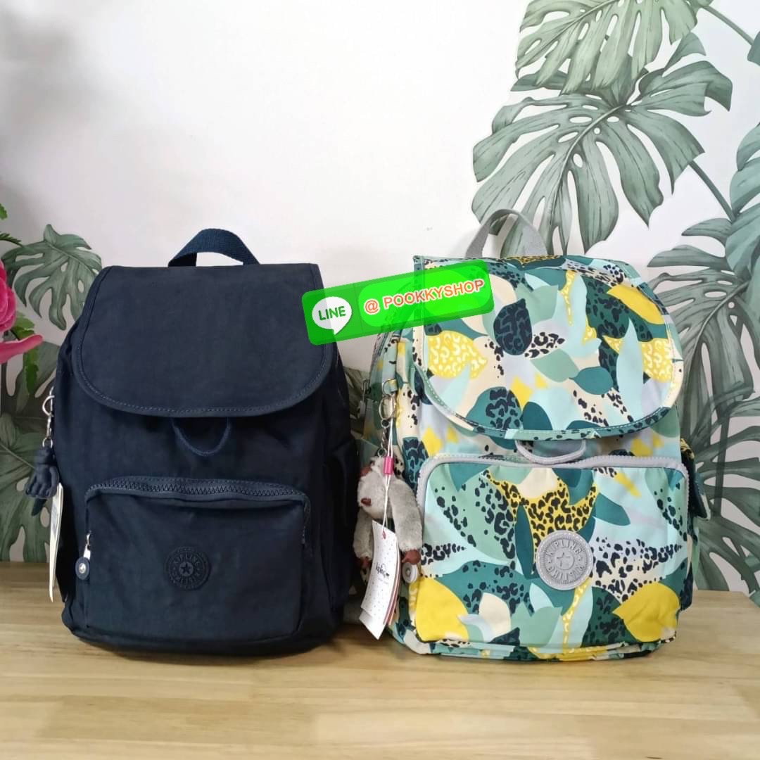 Kipling City Pack Medium Backpack กระเป๋าเป้ Kipling ขนาดกลาง วัสดุ Polyester 100% มีหูหิ้วด้านบน -ด้านหลัง มีซิปหลัง 1ช่องลึก -ด้านข้างมีช่องใส่ของเล็กน้อยทั้ง 2 ด้าน เปิด-ปิด ด้วยกระดุมแม่เหล็ก -ด้านหน้ามีช่องซิปใส่ของแยก 1 ช่อง และ ช่องปรับขนาดด้วยสายล
