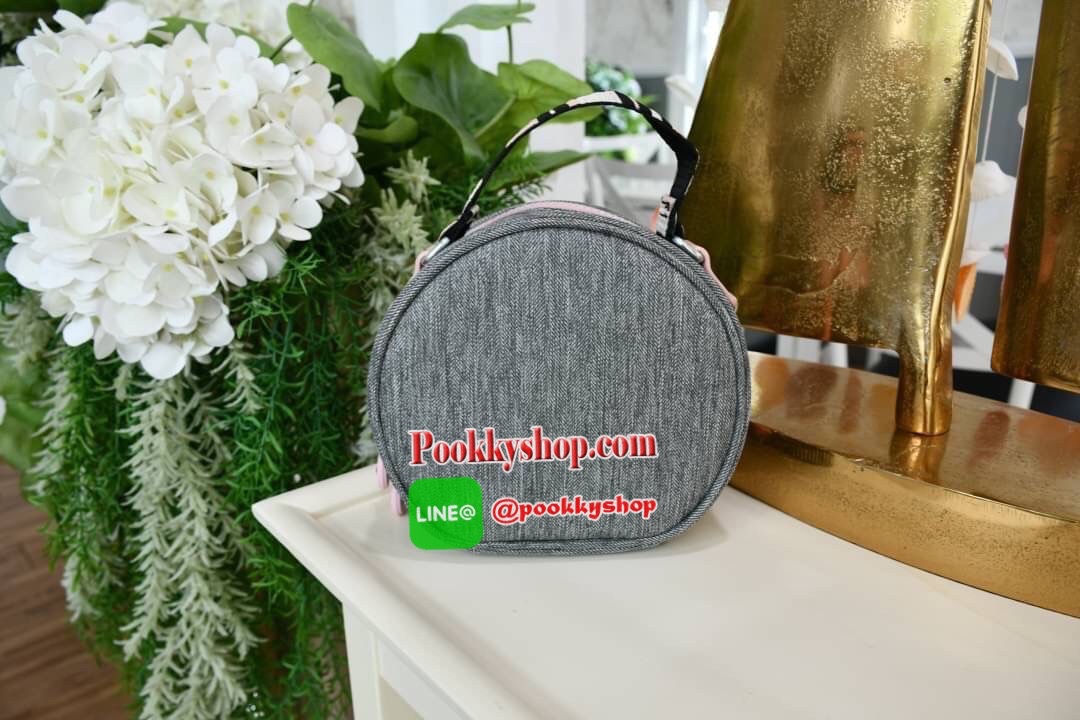 Kipling mini crossbody bag กระเป๋าสะพายข้างสไตล์น่ารักๆ ทรงกลม อยู่ทรง หูกระเป๋าและสายสะพายแมทซ์กัน ถอดสายได้ มีพวงกุญแจลิงแบบ Rubber เปิด-ปิดด้วยซิป ด้านในมีช่องเล็ก 1 ช่อง ใบนี้คุณนู๋สุดๆ ได้ไปไม่ผิดหวังแน่นอนจ๊ะแม่