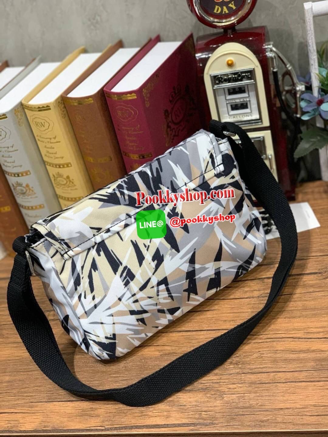 KIPLING SABIAN PRINTED CROSSBODY MINI BAG คอลเลคชั่นใหม่จากpac-man สำหรับสาวๆที่ชื่นชอบกระเป๋าสะพายข้าง ขนาดกำลังดี สะพายได้ทั้งสายคู่และสายเดี่ยว เปิดปิด2ชั้นด้วยกระดุมแม่เหล็กและซิป ภายในกว้างใส่กระเป๋าสตางค์ยาว มินิไอแพคและของจุกจิกอื่นๆได้ สายสะพายปรั