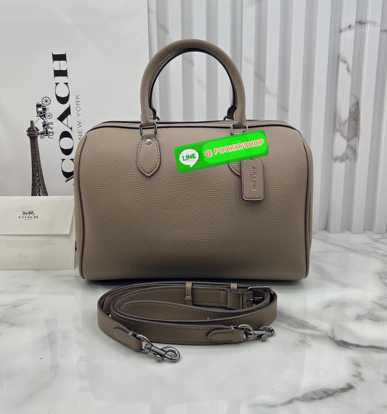 COACH ROWAN SATCHEL IN SIGNATURE CANVAS จุดเด่นของกระเป๋าทรงsatchel bag คือรูปทรงของกระเป๋าดูแข็งแรง มั่นคง ไม่เสียทรงง่าย มาพร้อมหูหิ้วที่ด้านบนของกระเป๋า ลายแคนวาสที่เป็นซิกเนเจอร์แบบเอกลักษณ์ ช่องใช้งานทุ้งภายในและภายนอก นอกจากนี้ กระเป๋าประเภทนี้ยังมี