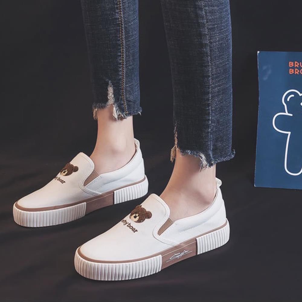 สินค้าขายดี พร้อมส่งค๊าา sport shoes รองเท้าผ้าใบ งานแฟชั่นงานเกรดพรีเมี่ยม พื้นนิ่มมากคะ ใส่สบายจะแมตช์กับกางเกง👖หรือกระโปรง👗ก็ได้ค่ะ แม่ค้าคอนเฟริม ห้ามพลาดเลยจ้าตัวนี้แนะนำ อย่าช้ารีบเลย