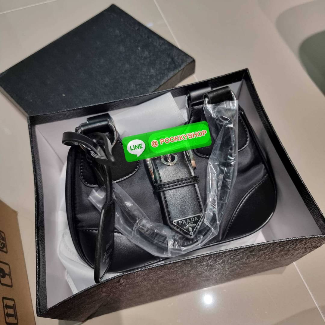PRADA RE-NYLON AND LEATHER MOON PADDED BAG ใหม่ล่าสุด กับคอลที่ใครๆเห็นก็ต้องรัก ขนาดกำลังน่ารัก ดีไซน์สวยดุ และยังดูแพงได้อีก ด้วยวัสดุที่มีคุณภาพอย่างไนล่อนตัดสลับด้วยหนัง nappa หูสะพายมีสายรัดได้ ภายในโล่ง มีช่องซิป มาพร้อมสายสะพาย ปรับได้ตามต้องการ อี