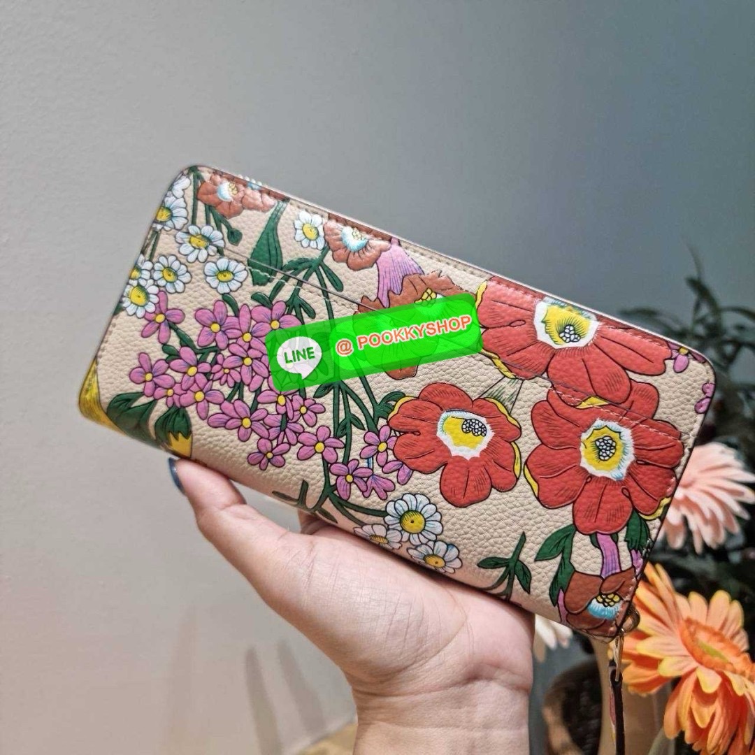 🔆 Model COACH CJ373 LONG ZIP AROUND WALLET WITH FLORAL PRINT 🔆 Details กระเป๋าสตางค์ใบยาว คอลเลคชั่นใหม่ กับดีไซน์ใหม่ ลวดลายดอกไม้สดใสรอบใบโดดเด่น สะดวกใช้งานและขนาดกำลังเหมาะมือมากๆ รูดใช้งานด้วยซิปรอบใบ ภายในแบ่งสัดส่วนไว้อย่างดี มีทั้ง