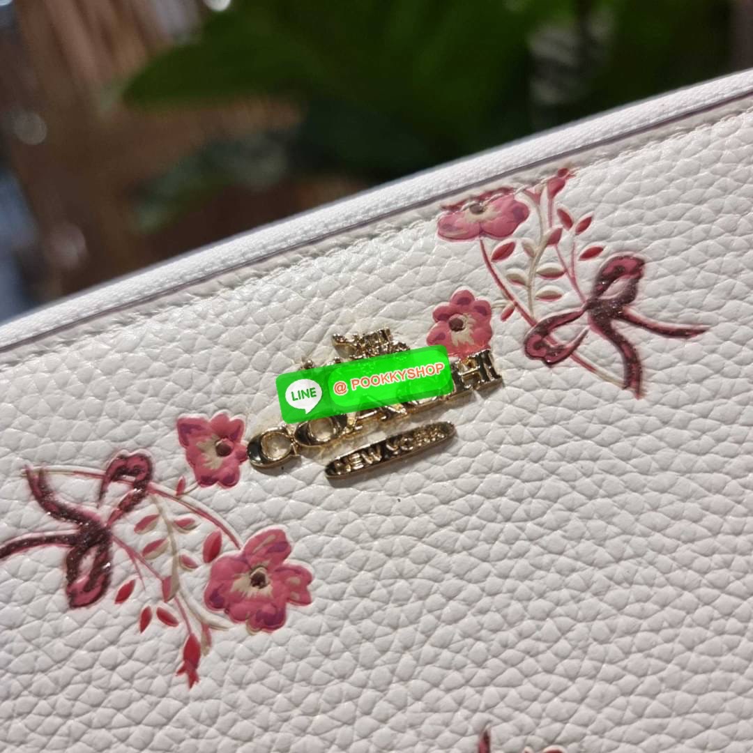 COACH 28444 ACCORDION ZIP WALLET WITH FLORAL BOW PRINT กระเป๋าสตางค์ใบยาว ลวดลายดอกไม้สุดฮิต คอลเลคชั่นที่ขายดีขายได้ตลอดกาล วัสดุหนัง pepble สวยคม เปิด-ปิดด้วยซิปรอบ รูดใช้งานง่าย ใส่มือถือได้ ใส่บัตร ใส่ธนบัตรได้สบายๆ สวยเกินราคาแบบนี้ สาวๆห้ามพลาดน้า!!