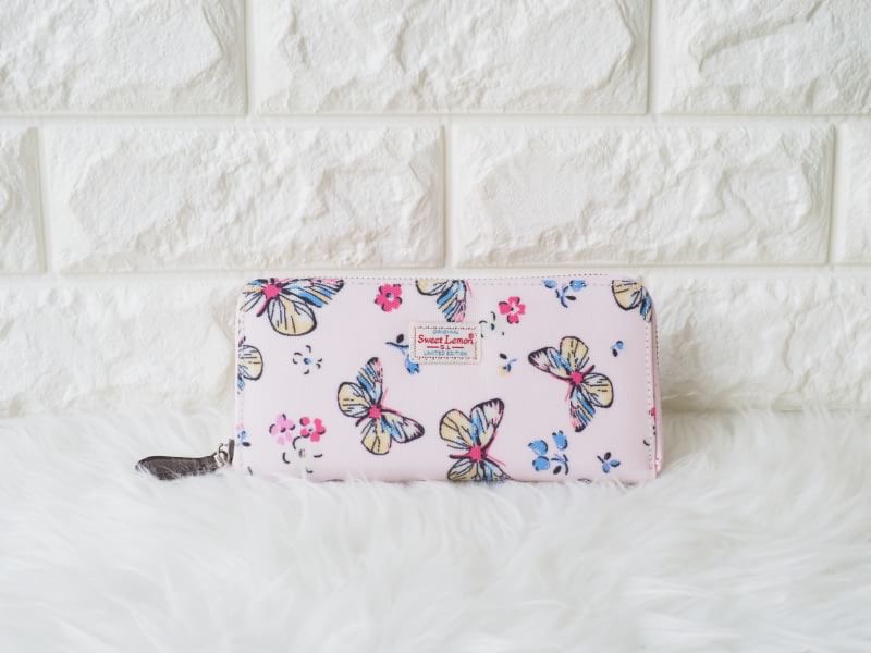 กระเป๋าสตางค์ใบยาว ลายเข้าใหม่ ✔️ทรงยาว 1 ซิบ เสริมดวงให้เก็บเงินได้ดี ✔️ใส่ธนบัตรได้ไม่ต้องพับ เรียงกันสวยงาม ✔️8 ช่องใส่บัตร + 2 ช่องใหญ่ ✔️1 ช่องซิบใส่เหรียญ