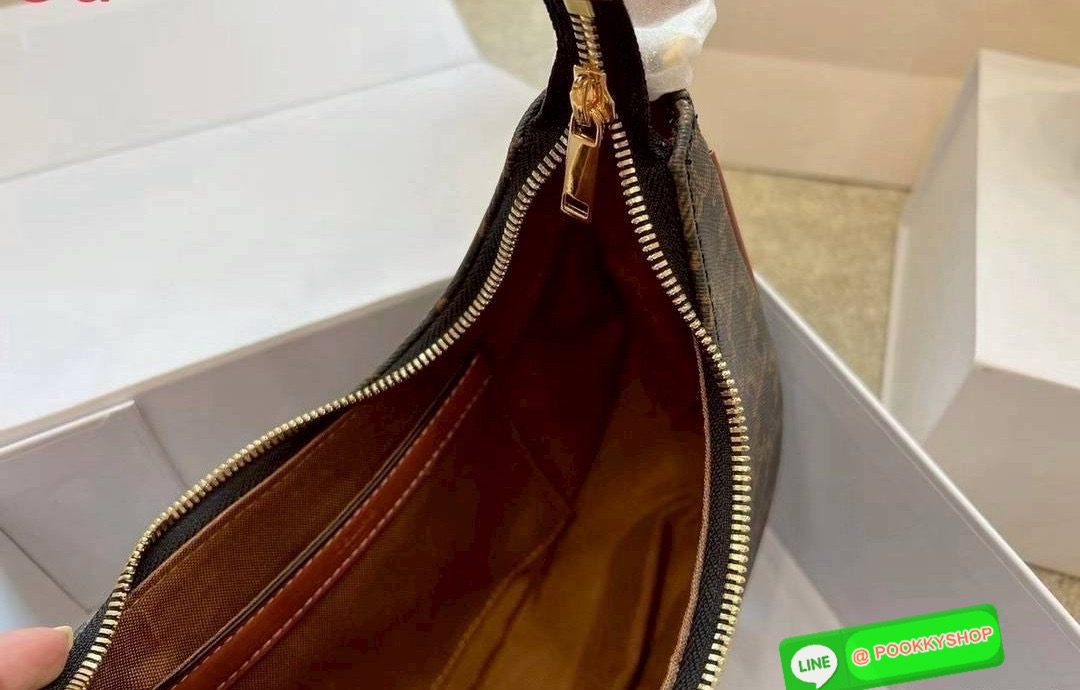 CELINE Ava bag in Triomphe canvas and leather กระเป๋าสะพายไหล่ รุ่นยอดฮิต ดีไซน์แบบสวยสับ รูปทรงคลาสสิคใช้งานได้ง่าย แมทช์ได้หลากหลายสไตล์ ภายในเป็นช่องโล่ง สามารถใส่มือถือ ใส่กระเป๋าสตางค์ได้ และมีช่องย่อยให้ใส่บัตรได้อีกด้วย สุดคุ้ม สุดปังแบบนี้ รีบตำก่