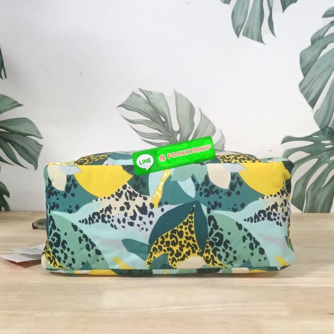 KIPLING ELISE HANDBAG กระเป๋าถือและสะพายไหล่ วัสดุ Nylon +Polyester ขนาดกำลังพอดี จุของได้มาก มีหูจับสองสาย ถือสะดวก น้ำหนักเบา มีช่องซิป ด้านหน้า ช่อง กระเป๋าหลักเปิด-ปิดด้วยซิป มี3 ช่องว่างใส่ของได้จุมากๆ ใส่มือถือได้ กระเป๋าสตางค์ใบยาว และ เครื่องสำอาง