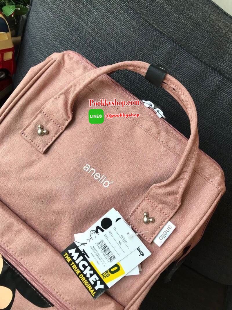 ANELLO MICKEY LIMITED EDITION DT-G001รุ่น Classic เป็นการทำงานร่วมกันระหว่าง Anello กับDisneyอีกครั้ง ภายใต้ตัวการ์ตูนมิกกี้ คอลเลคชั่นพิเศษ กระเป๋าเป้สะพายหลัง วัสดุ polyester ที่มีความหนาแน่นสูงที่เป็นที่นิยม พิมพ์โลโก้Anelloสีขาวบนด้านบนหน้ากระเป๋า ให้