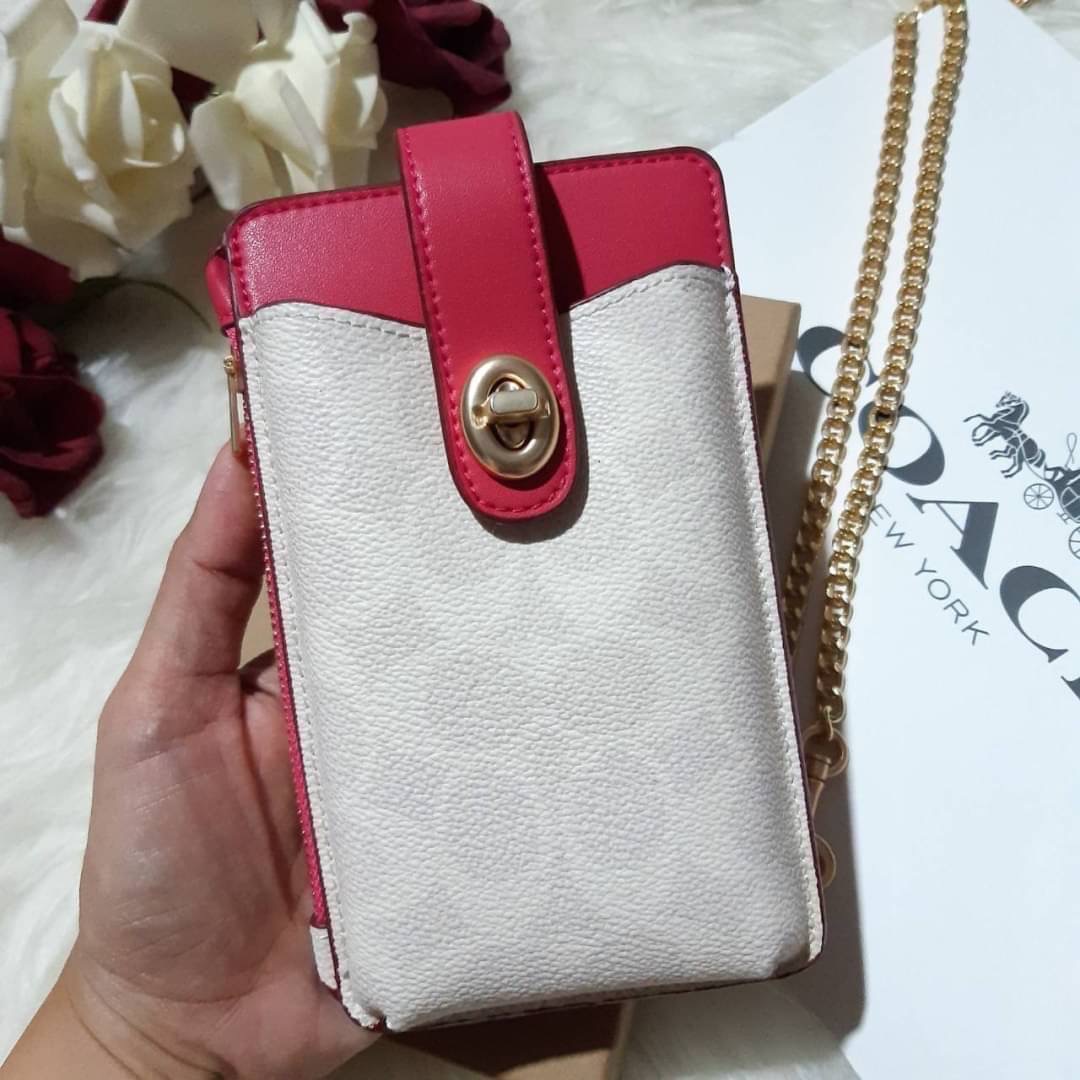 COACH 825 TURNLOCK CHAIN PHONE CROSSBODY IN BLOCKED SIGNATURE CANVAS ฮอตและปังกว่านี้ไม่มีแล้ว!! กระเป๋าเอนกประสงค์ สำหรับใส่โทรศัพท์ ใส่บัตรได้ มีช่องซิปแยกให้ด้วย ขนาดพกพาดีงาม!! 💕 ใส่โทรศัพท์ได้ทุกรุ่นน้า สายสะพายยาวประมาณ 23" (วัดจากไหล่)