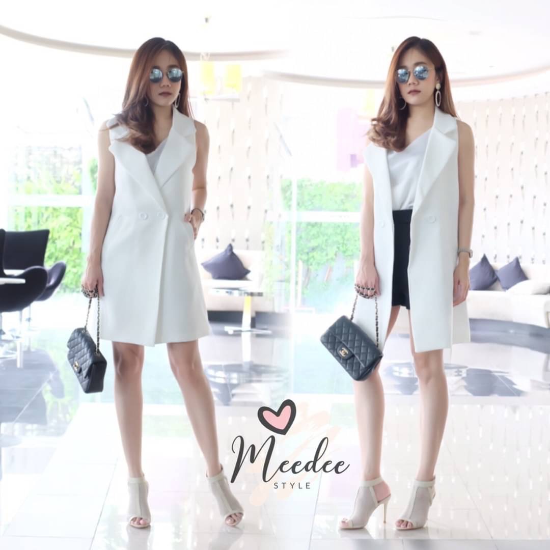 ขายดีตลอดปี --- blazer แขนกุดเนื้อผ้าสูทอย่างดี ดีเทลสวยงานตัดเย็บปราณีต ตัวยาวปกเชิ้ตทรงปล่อย มีกระดุมคู่พร้อมกระเป๋าข้าง ซับในซาตินอย่างดีความยาวคลุมสะโพก เหมาะใส่ทำงานกึ่งสุภาพ หรือจะใส่เที่ยวเล่นลำลองก็เกร๋ไม่เบา ดูมีรสนิยมสุดๆค่ะ