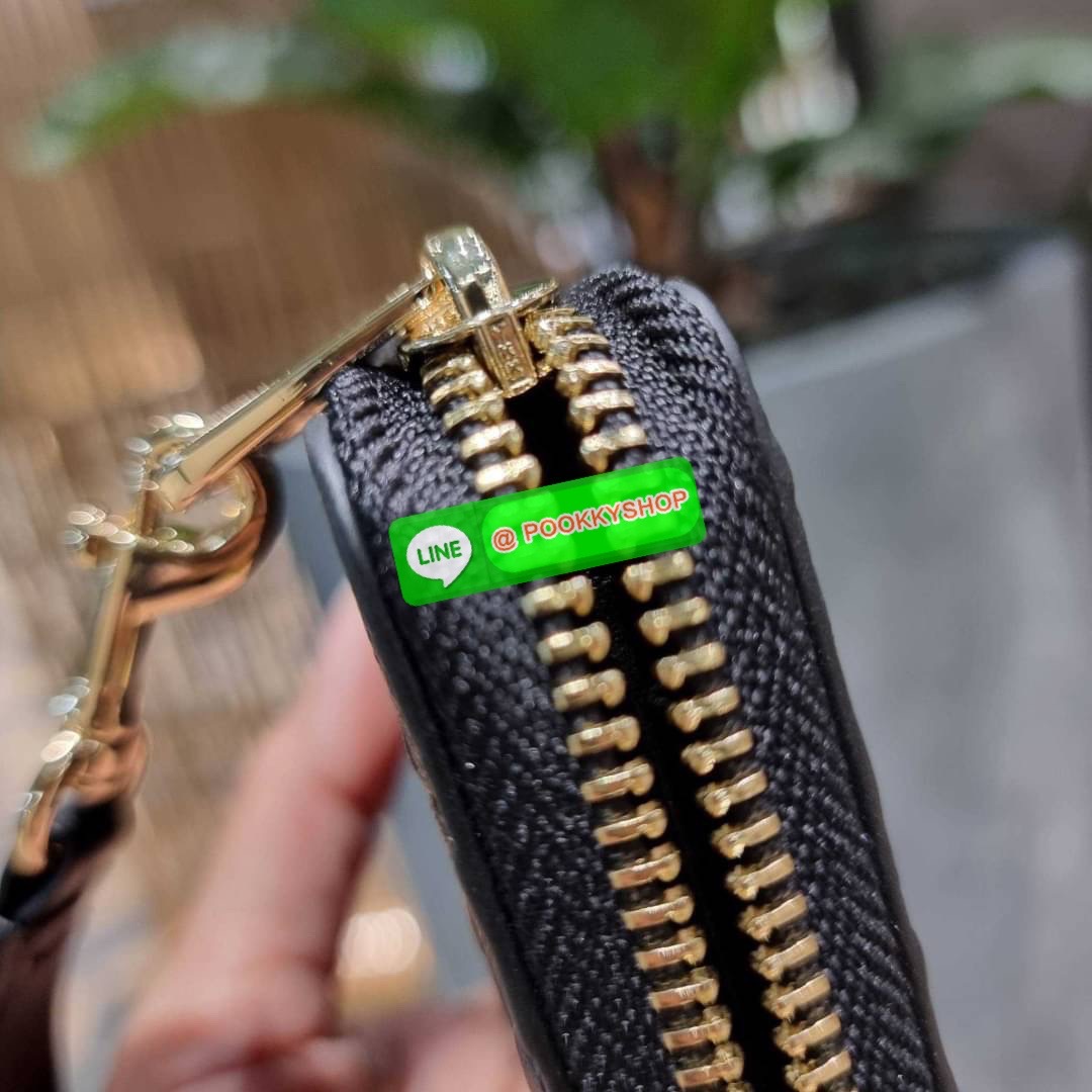 COACH C7360 LONG ZIP AROUND WALLET IN SIGNATURE LEATHER พร้อมเสิร์ฟความเลิศหรู ไม่ต้องรอพรีฯ ใหม่ล่าสุด กระเป๋าสตางค์ใบยาวกึ่งคล้องมือ สีคลาสสิค ขายดี ถือใช้คือขับผิวสุด!! วัสดุหนังแท้ปั๊มลายนูนสวยคม มาพร้อมสายคล้องมือ ถอดออกได้ ภายในใส่บัตรได้เยอะ มีช่อง