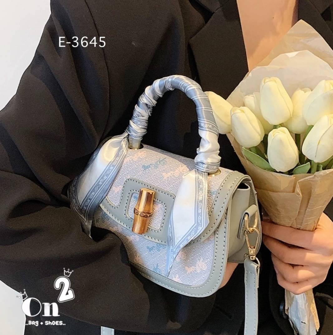 กระเป๋าสะพายปักลายรถม้าสไตล์แบรนด์coach งานสวยสีพาสเทลแถมผ้าพันกระเป๋าสีเดี่ยวกัน1ผื่น