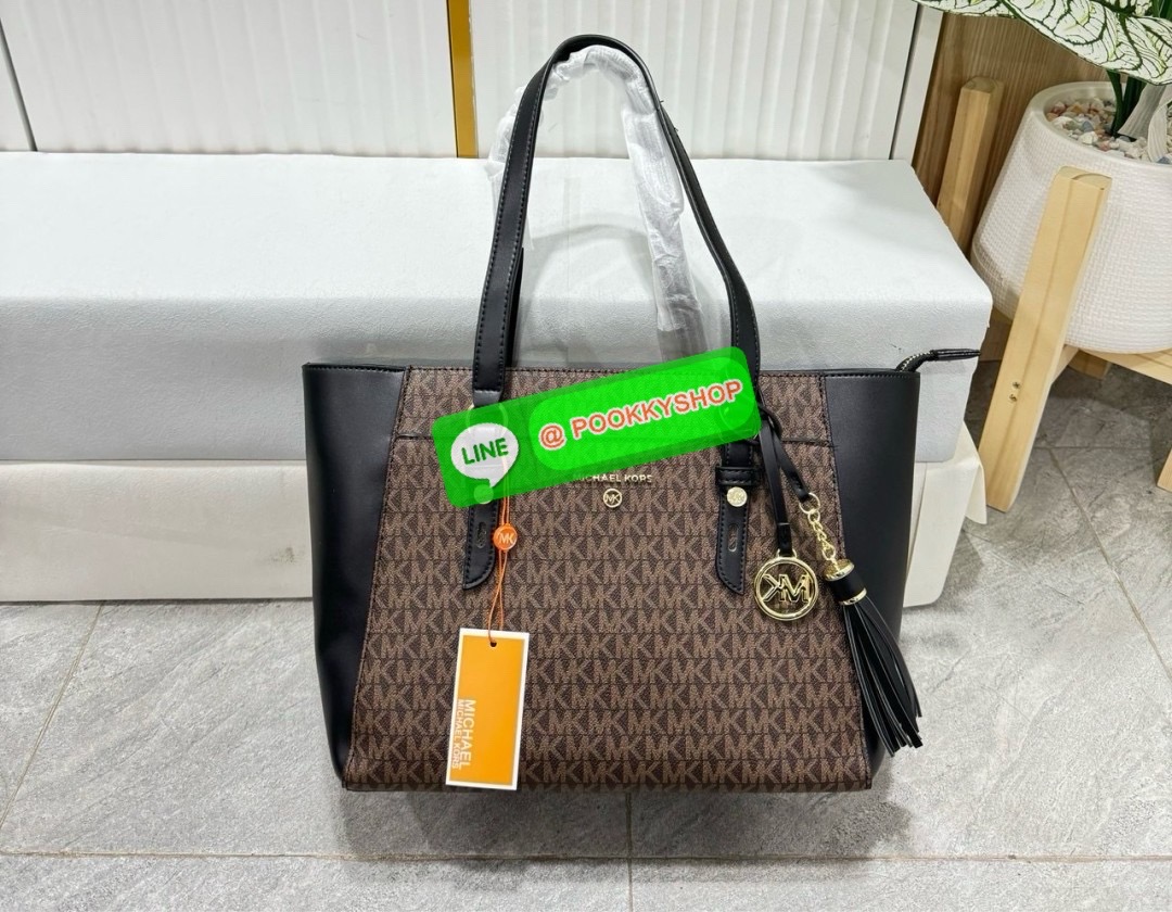 MICHAEL KORS TOTE BAG กระเป๋าสะพายไหล่ทรง Tote ใบใหญ่กำลังดีหนัง Saffiano สวยหรูอยู่ทรง ด้านหน้าประดับโลโก้สีทองสวย พร้อมอะไหล่ห้อยแบรนด์ ภายในมี 2 ช่องหลัก 1 ช่องซิปกลาง และช่องเล็ก ใส่ของจุกจิก และสายห้อยกุญแจ กว้างและจุ ใส่ ipad เอกสาร A4 กระเป๋าสตางค์