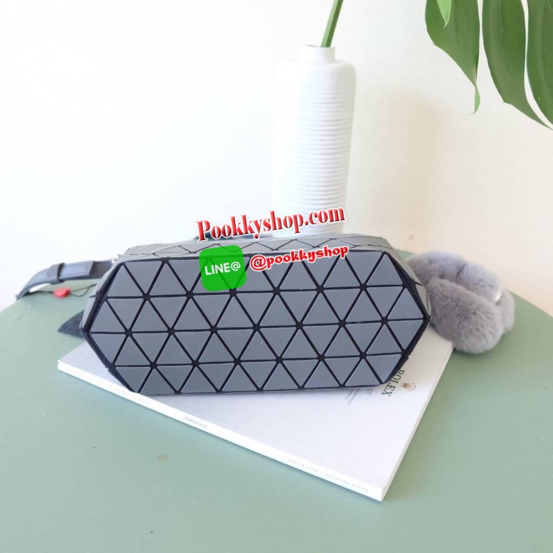 ใหม่ล่าสุด กระเป๋า จากแบรนด์ David Jones กระเป๋าถือ/สะพายข้างดีไซน์เกร๋มาก สีสวยหรูมาก ขนาดกำลังดีเลย น้ำหนักเบามากคะ ภายในมีช่องเก็บของจุกจิกได้ พิเศษ !! แถมน้องกระต่ายขนฟู เข้าset กับกระเป๋าเลยค่า น่ารักมากๆ มีถุงผ้าแบรนด์ให้คะ ใบจริงสวยมากคะ ดีต่อใจ มี