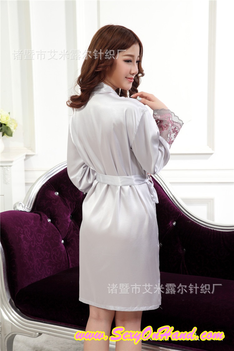 ชุดคลุม ผ้าไหม ชุดคลุมนอน ผ้าไหม สีเทาเงิน แต่งลูกไม้ปักซีทรู ช่วงขอบแขนเสื้อ เนื้อผ้าหรูหราไฺฮโซ แบบPremium Grade +สายคาด เข้าชุด