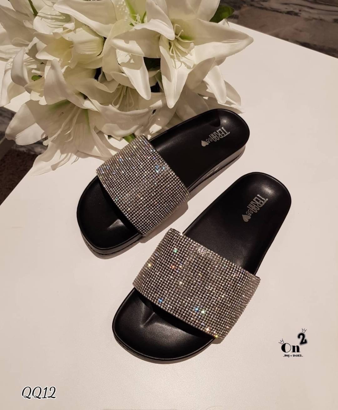 New in....รองเท้าแตะสวมประดับเพชรสไตล์แบรนด์ เพชรวิบวับสวยวิ้ง ตัดสีพื้นเรียบหรู งานใส่สบาย เสริมพื้นซัพพรอตเท้าได้ดีมากค่ะ