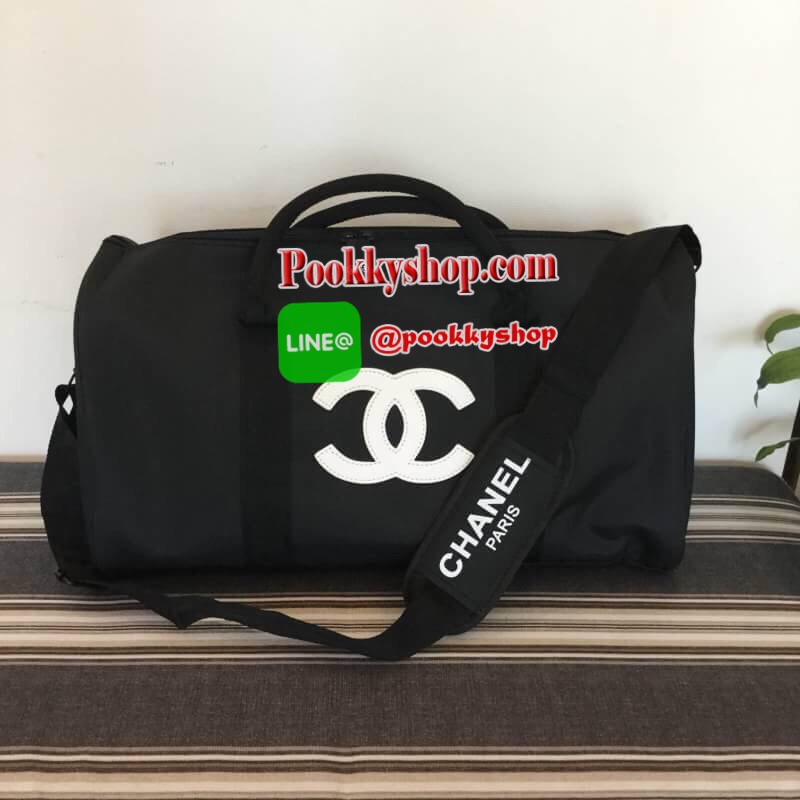 Chanel Duffel / Travel Bag กระเป๋าแบรนด์ Chanel VIP gift Bag ใช้เป็นกระเป๋าเดินทาง หรือหิ้วไปฟิตเนส ไปยิม เก๋ๆก็ได้ค่ะ หัวซิปปั้มโลโก้ ด้านในเป็นช่องกว้าง และมีอีกหนึ่งช่องซิปทำจากผ้าหนาผิวมัน กันน้ำได้ ดูเรียบ แต่หรู มาพร้อมสายสะพายยาว ถอดสายได้ การันตีค