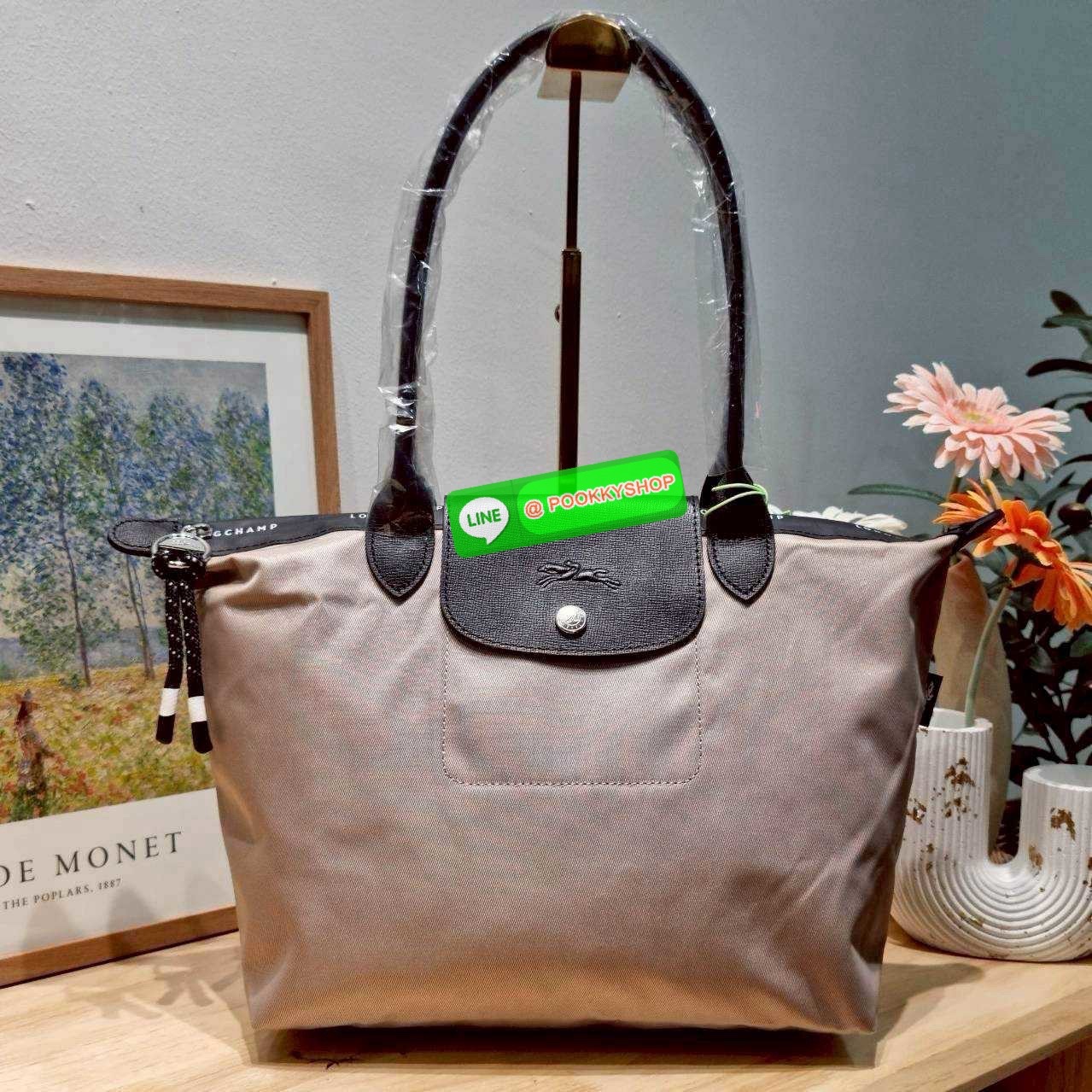 Longchamp le pliage energy M tote bag 🔆 Details เป็นอีกรุ่นที่แรงมาก จึ้งมาก! กระเป๋าสะพายไหล่ทรงโท้ท รุ่นยอดฮิต ดีไซน์ใหม่ให้ความสปอร์ตตี้มากขึ้น มาพร้อมขนาดใหม่ที่หลายๆคนรออยู่ น้ำหนักเบา ดีไซน์เรียบง่าย แต่ดูแพง ปากกระเป๋าออกแบบให้มีฝาปิดและซิป