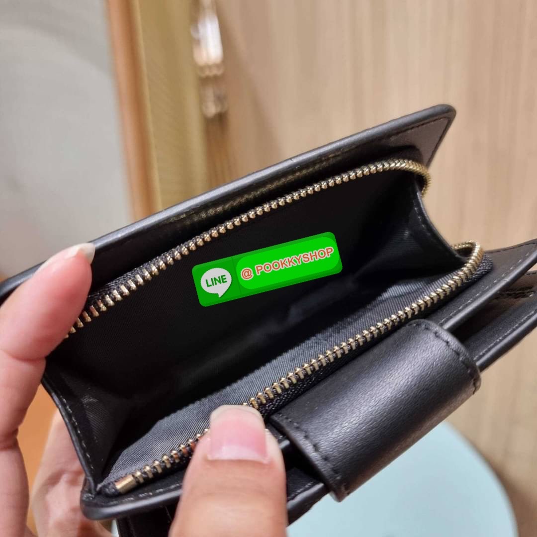 COACH C5896 MEDIUM CORNER ZIP WALLET IN SIGNATURE LEATHER คอลเลคชั่นใหม่งานหรู งานดูแพง จัดให้เลย!! กระเป๋าสตางค์ใบกลาง ดีไซน์ใหม่ สุดหรู แค่เห็นก็ต้องเลิฟ ถือใช้ขับผิวทุกสี วัสดุหนังแท้ปั๊มลายนูนสวยคม ภายในมีช่องใส่บัตร ใส่ธนบัตรได้ครบ และมีช่องซิปแยก ใบ