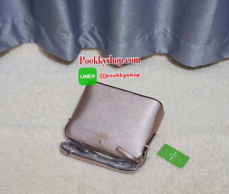 KATE SPADE CEDAR STREET MANDY แบรนด์ดังจากอเมริกาสุดฮิต กระเป๋าขนาดน่ารัก สะพายข้าง หนัง saffiano ภายในลายสวยเก๋สีทองเรียบหรู ทรงแข็งอยู่ทรง MUST HAVE!!