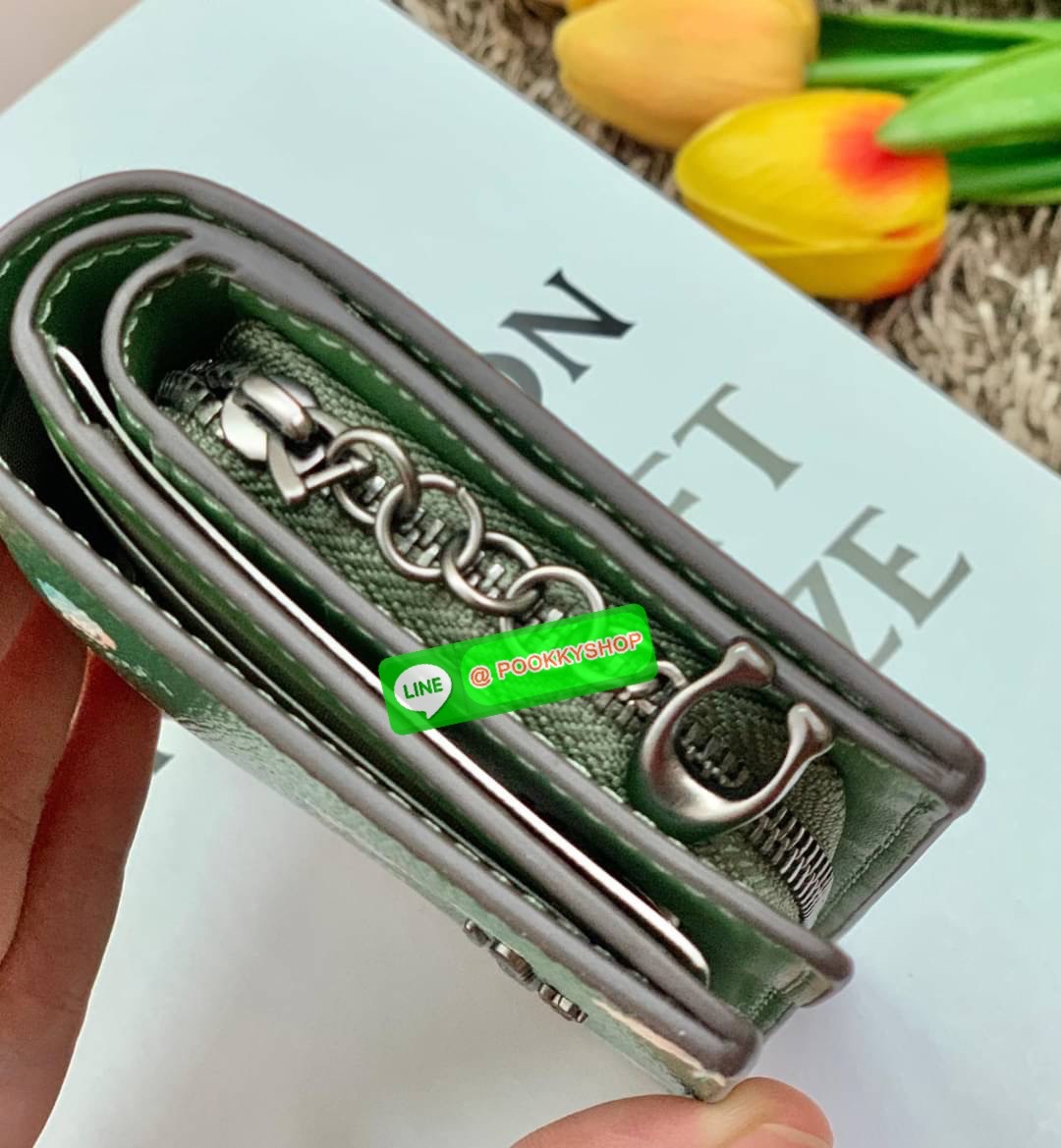 COACH SNAP WALLET ((8704//6941)) 🌍พร้อมส่ง ห้ามพลาด ก่อนหมดค่ะ! ✔️กระเป๋าเงินใบสั้น หนังแท้ แต่ละสีปริ้นลายได้สวยงาม แตกต่างกันไปค่ะ ✔️เปิด-ปิดกระเป๋าแบบกระดุม ภายในมีช่องใส่ธนบัตรตามยาว และช่องเสียบบัตร5ช่อง//มีช่องซิปแยกฝั่งห้อยด้ว
