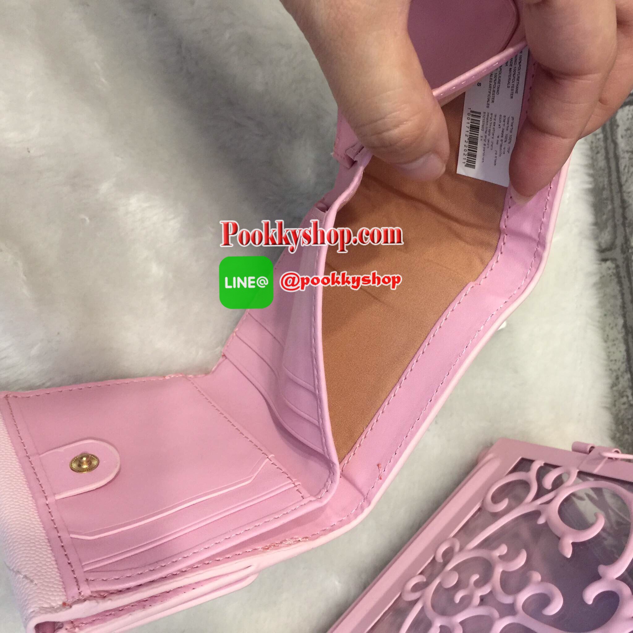 CHARLES & KEITH STITCHED SQUARE WALLET กระเป๋าเงินใบสั้นรุ่นนี้พอดีฝ่ามือค่ะ ด้านหน้าเดินได้เป็นลายตาราง ปั๊มโลโก้แบรนด์สีทอง. เปิดปิดด้วยกระดุมแม่เหล็ก ช่องใหญ่จะเปิดปิดด้วยกระดุม ภายในมีช่องใส่บัตรเยอะ มีช่องใส่ธนบัตรตามแนวยาว ที่ด้านหลังเป็นช่องซิปใส่เ