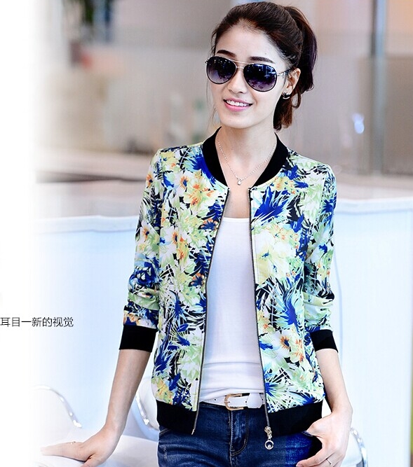 เสื้อผ้าแฟชั่นนำเข้า : เสื้อคลุม พร้อมส่ง เสื้อคุลมแฟชั่น สีโทนเขียว ลายดอกไม้ ซิปรูดเก๋ มีกระเป๋าสองข้างใช้งานได้ รายละเอียดเพิ่มเติม : ใส่กันหนาวได้