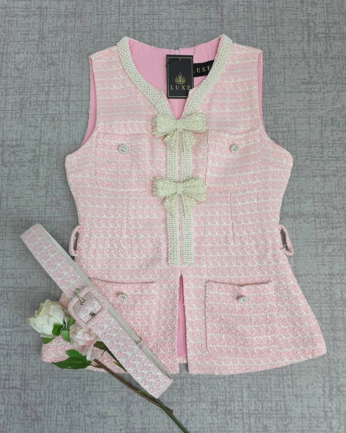 เสื้อแฟชั่น เสื้อแขนกุด ทรงเข้ารูป ชายเสื้อยาวปิดสะโพก มาพร้อมเข็มขัดผ้าในตัว