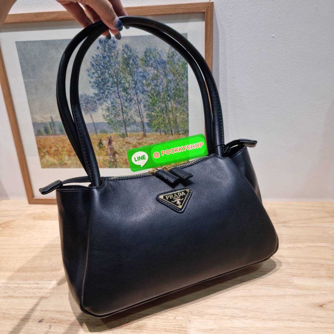 PRADA MEDIUM LEATHER HANDBAG 🔆 Details สะเทือนวงการแฟชั่นแบบสุด! กับกระเป๋าสะพายไหล่พรีเมี่ยมกิ๊ฟ ดีไซน์เก๋และมาแรงมาก สาวๆหนุ่มๆติดแกลมต้องไม่พลาด สวยดูแพง หูสะพายคล้องไหล่สะดวก ปากกระเป๋ามีซิปรูดเปิดปิดง่าย ภายในแบ่งสัดส่วนสวย โล่งกว้าง มีทั้งช่