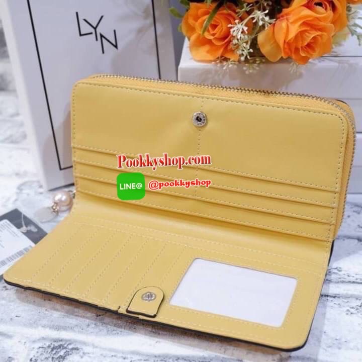 Lyn กระเป๋าสตางค์ใบยาว ด้านหน้าปั๊มโลโก้แบรนด์ แต่งโลหะทอง ด้านในมีช่องใส่บัตรเยอะมาก และมีช่องซิบ ตัวจับซิบแต่งไข่มุกเม็ดโตๆห้อยป้ายโลหะปั๊มโลโก้แบรนด์ด้วยสวยมากเกินหน้ามากค้าาา