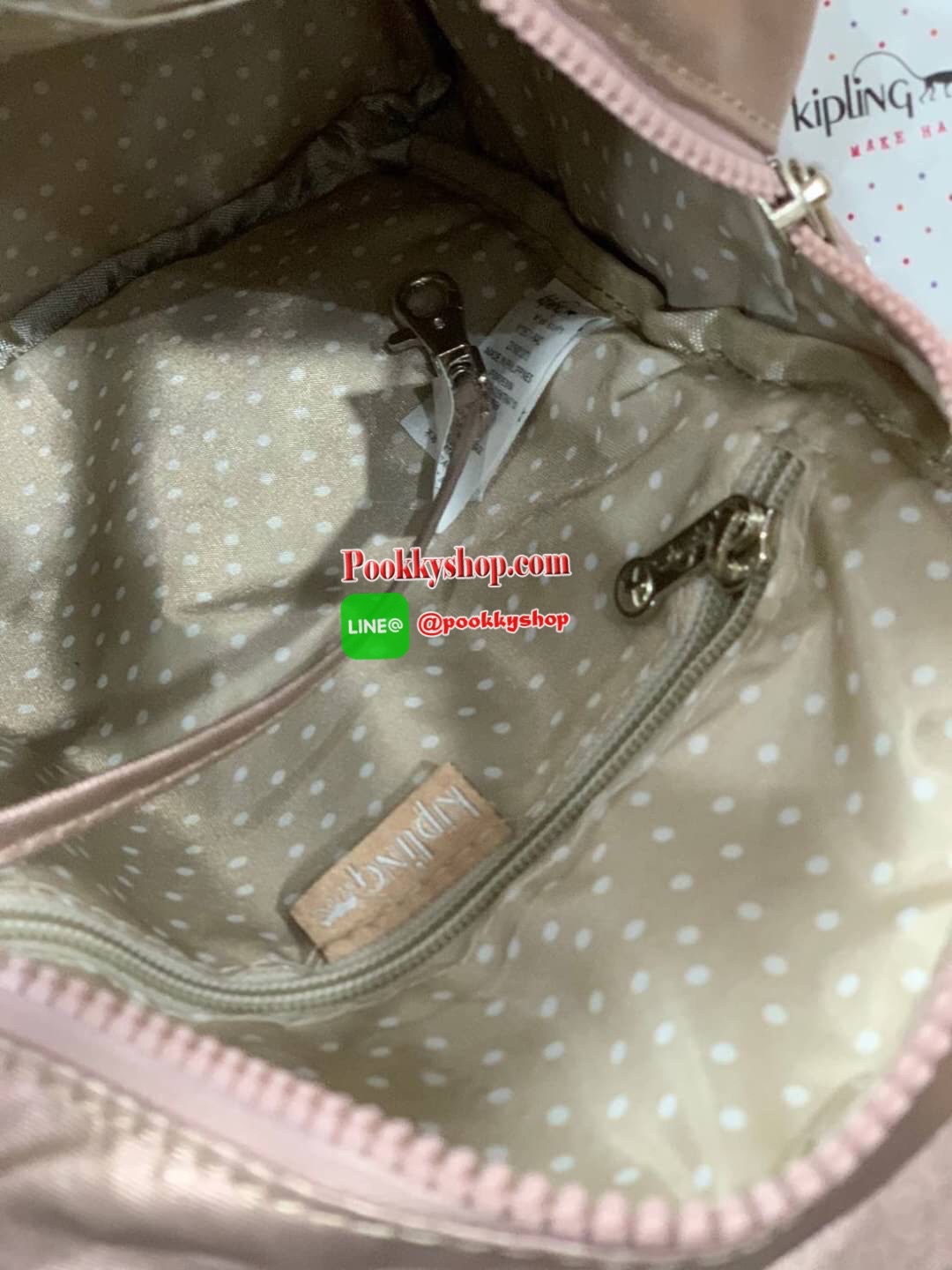 Kipling City Pack Backpack วัสดุPolyamide100% เป้ขนาดกลาง ที่เปิดปิดด้วยตัวล็อค2ชั้นด้วยกระดุมแม่เหล็กและซิป มีช่องใช้งานหลายช่องรวมถึงช่องซิปด้านหน้า มีลูกเล่นที่ด้านหลังมีช่องซิปสำหรับเก็บของและเก็บสายเป้ได้ หรือใช้สายจากเป้สะพายไหล่ได้ ประดับด้วยพวงกุญ