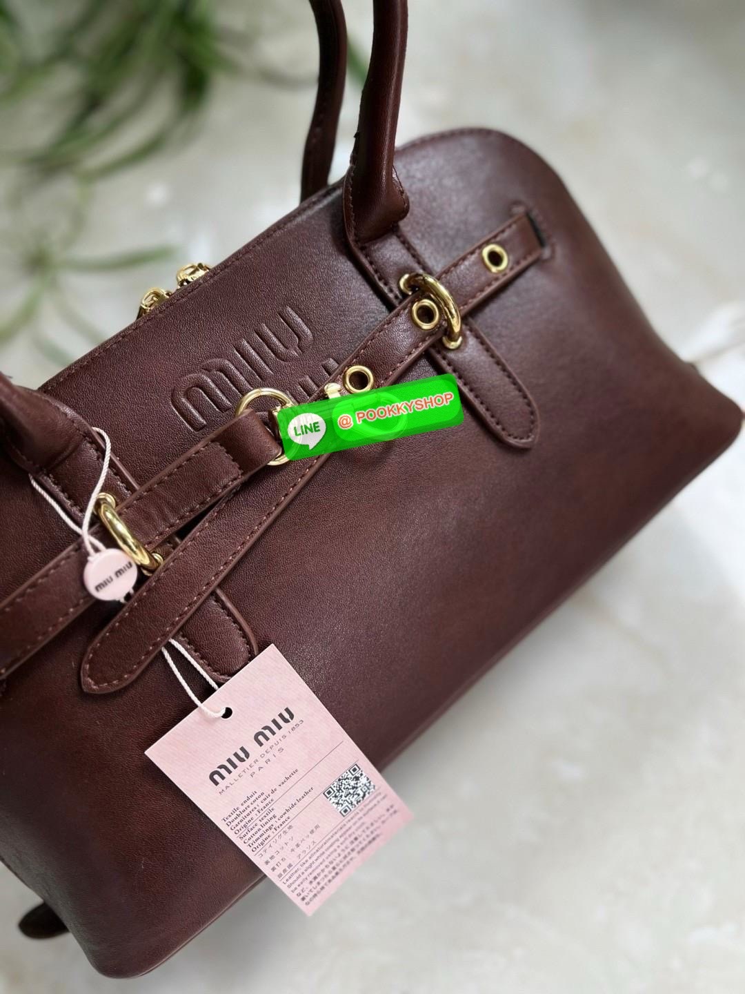 MIU MIU leather satchel bag 🔖พร้อมส่ง!! กับกระเป๋าหิ้ว หรือคล้องมือ หนังแท้อย่างดีสวย 🔖ดีไซด์เก๋แบบตัดคาดเข็มขัดด้านหน้า อะไหล่ทองสวยค่ะ 🔖เปิด-ปิดแบบซิปคู่ ซิปลื่น รูดได้รอบค่ะ ภายในกว้างมาก หายห่วงเรื่องใส่สัมภาระเลยค่า มีช่องซิปแ