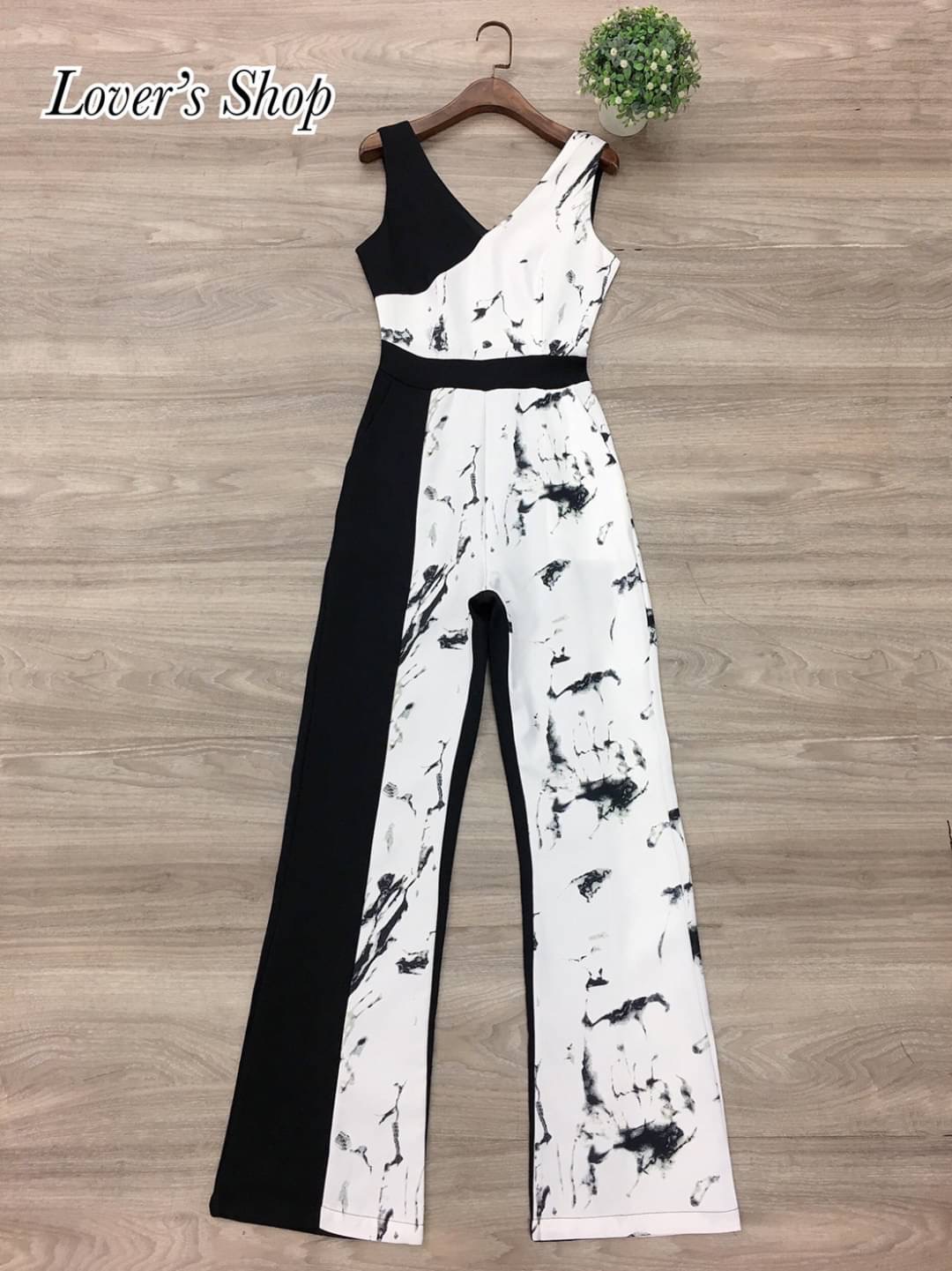 Detail : มาเพิ่มแล้วค้า จั้มสูทลายหินอ่อน ลุคเรียบหรูดูดี โทนสีสุดคลาสสิคขาวดำ ตัดต่อระหวางลายหินอ่อนกับผ้าพื้นดำ ทรงคอวีหน้า-หลัง เนื้อผ้าหนาเป็นทรงสวย งานซิบหลัง ชุดนี้ใส่ได้บ่อยค่ะ ใส่ยังไงก็สวย ไฮโซ ใส่แล้วดูแพงมากๆค้า