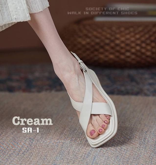 Soft Wedge Sandals ที่จะมาเปลี่ยนทุกการเดินให้สว เพรียว และสบายหายห่วง ซัพพอร์ตนุ่มสบาย ลดแรงกระแทกที่ส้นเท้า ใส่ทำงานได้ ใส่เที่ยวก็ดี๊ดี หนังนิ่ม ยืดหยุ่นดี เท้าบานกว้างใส่ปกติได้เลยค่ะ สายคาเฟ่ เน้นเดิน ต้องไม่พลาดค่าา