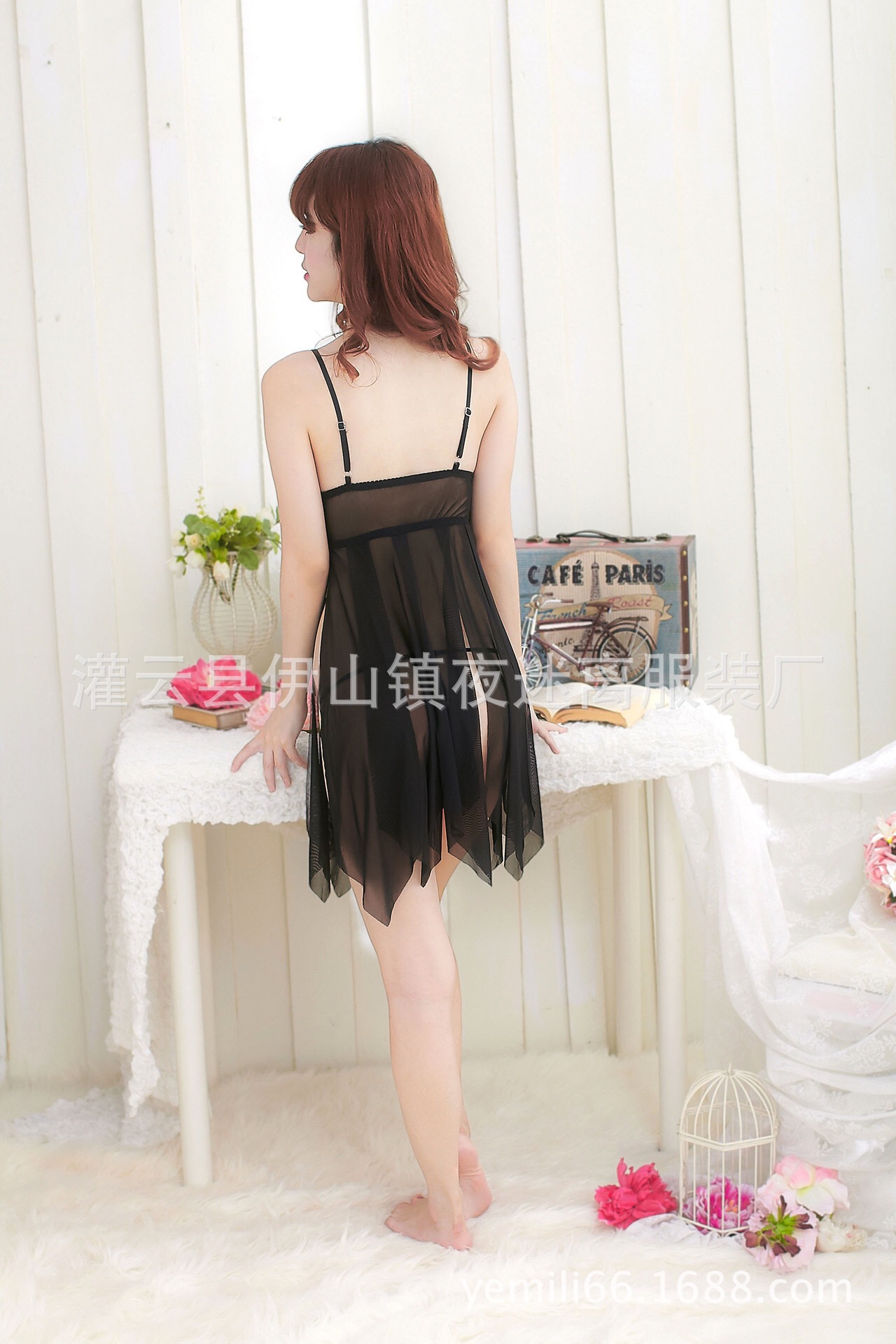 ชุดนอนเซ็กซี่ ซีทรู แต่งลูกไม้ปัก สีแดง แต่งแหวกด้านล่าง สวยเซ็กซี่มากๆคะ เนื้อผ้าทิ้งตัว งานปักเกรดพรีเมี่ยมคะ