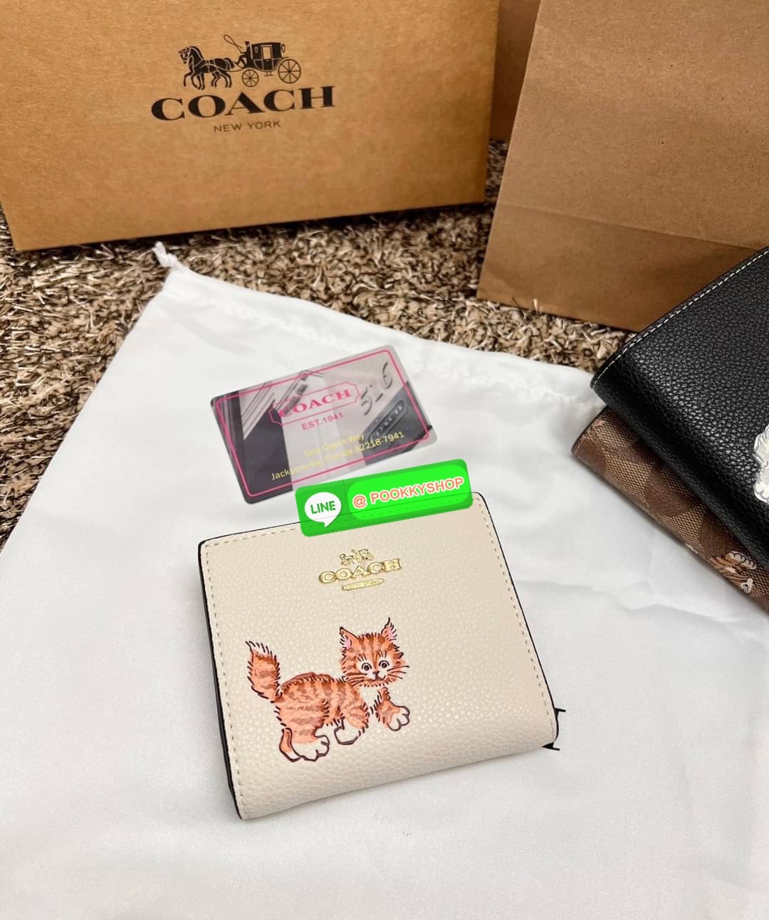COACH SNAP WALLET ((cc472//cc920//cc922)) 🌍พร้อมส่ง ใหม่ล่าสุด สุดคิ้วว ห้ามพลาดก่อนหมดค่ะ! ✔️กระเป๋าเงินใบสั้น หนังแท้ สกรีนล์ลายน้องหมา//น้องแมว สุดน่ารักมากค่ะ ✔️เปิดปิดกระเป๋าแบบกระดุม ภายในมีช่องเสียบบัตร6ช่อง//ช่องใส่ธนบัตรตามย