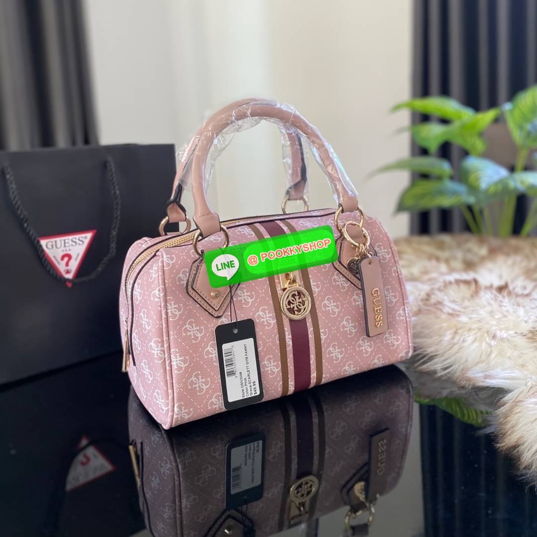 GUESS JENSEN BOX SATCHEL กระเป๋าทรงหมอน ประดับพวงกุญแจโลโก้แบรนด์ด้านหน้ากระเป๋า มีหมุดรองฐานตั้งอยู่ทรง มาพร้อมกับสายสะพายยาวปรับระดับได้ ภายในซับในตราแบรนด์อย่างดี รุ่นนี้สวยงามมากค่ะ สินค้าถ่ายจากงานจริง ใครได้ไปรับรองไม่ผิดหวัง❤️