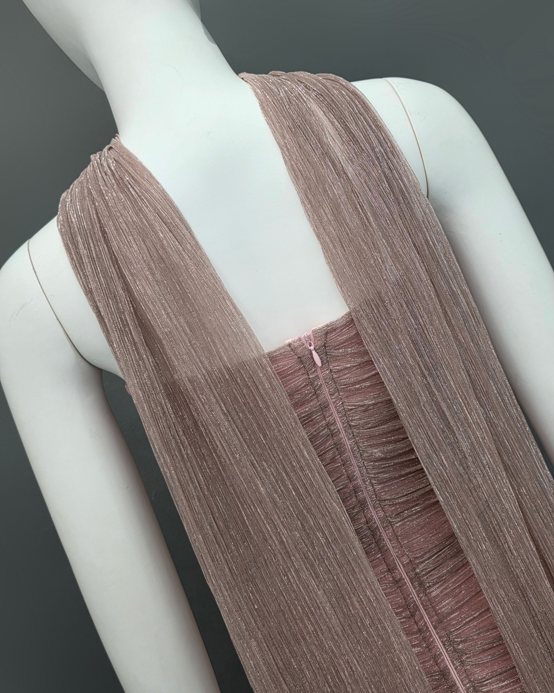 เดรสแฟชั่น เดรสเสื้อเกาะอกทรงเข้ารูป กระโปรงต่อชายระบาย ผ่าหน้า มาพร้อมผ้า mmคลุมไหล่