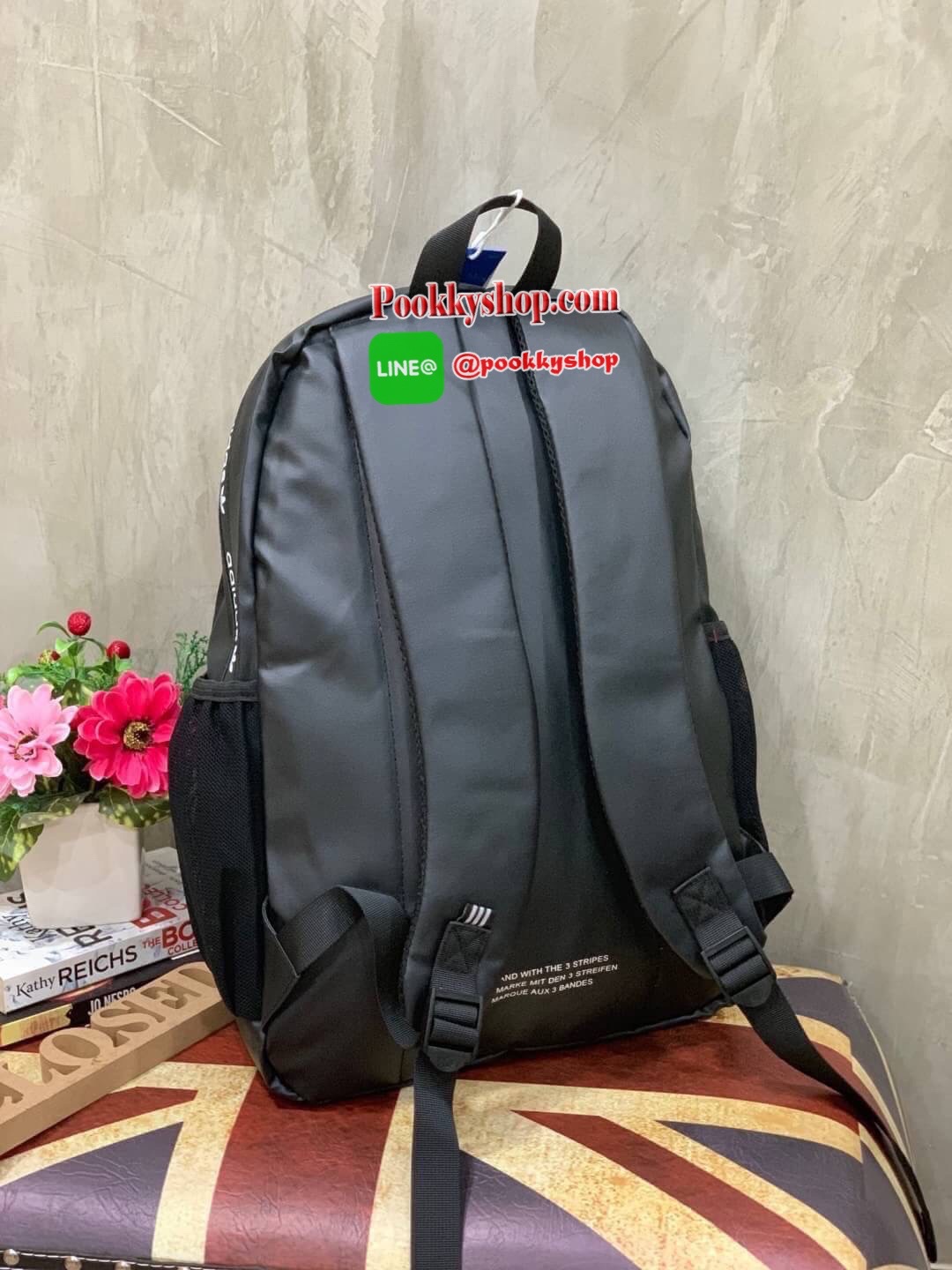 Adidas Originals 3D Backpack กระเป๋าสะพายหลัง 3D ลุคสุดล้ำของกระเป๋าสะพายหลัง ที่มาพร้อมช่องกระเป๋าซิปและลายพิมพ์สามมิติแบบอสมมาตร ดูดีมีสไตล์ด้วยการใช้วัสดุเลียนแบบหนังที่ทันสมัย ให้คุณมีพื้นที่มากขึ้นในการจัดเก็บ ด้วยช่องกระเป๋าด้านหน้าและด้านใน มีช่องส
