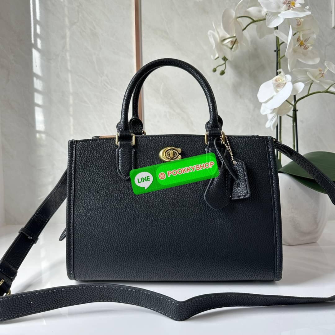 COACH BROOKE CARRYALL 28 (CE733) กระเป๋าถือหรือสะพายข้าง สุดหรู ลุคคุณนาย ให้วัสดุแคนวาสตัดหนังแท้ ภายในกว้าง แบ่งช่องเป็นสัดส่วน มีช่องซิปตรงกลาง สายสะพายถอดออกได้ จะถือหรือสะพายแมทซ์ได้หลายลุคเลยค่ะ