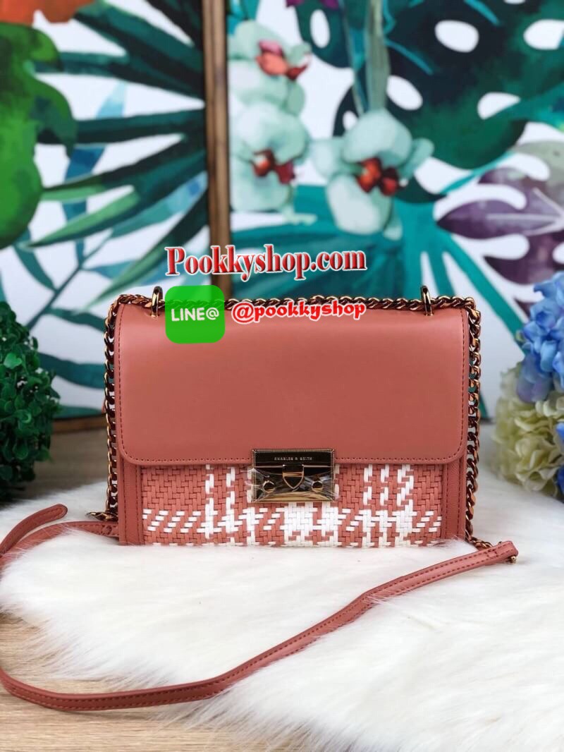 New arrival!! CHARLES & KEITH WOVEN DETAIL CLUTCH กระเป๋าสะพายอยู่ทรง ด้านหน้าเล่นดีเทลแต่งลายสายน่ารักมากๆ ด้านหลังมีช่องใส่บัตรได้ เปิดปิดด้วยตัวกดล็อก ด้านในจุของได้เยอะทีเดียวค่ะ ใส่ iPhone plus/ กระเป๋าเงินใบกลางได้สบายๆ สายสะพายยาวปรับได้ 5 ระดับเลย