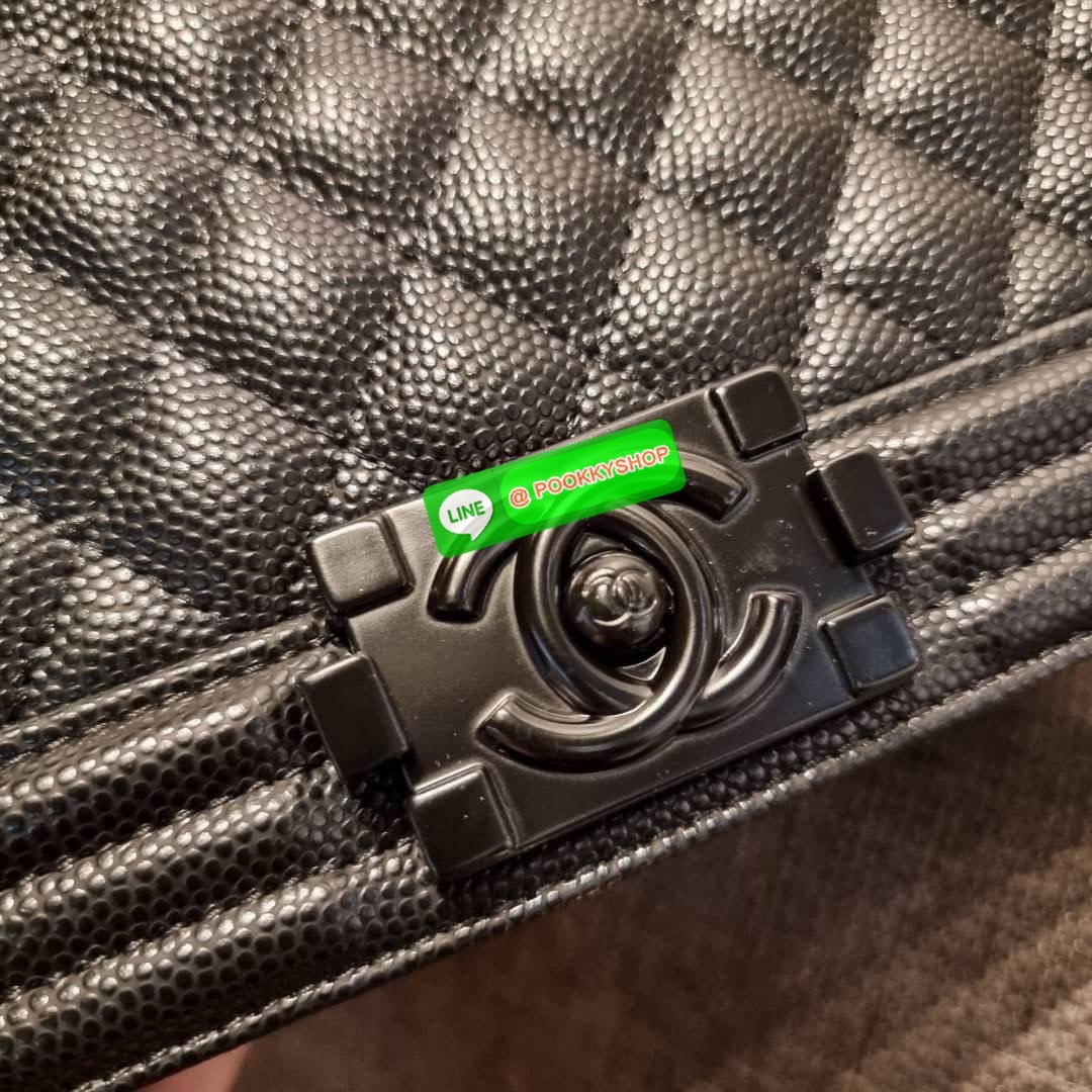 Chanel รุ่นสุดฮอต ดีไซน์อะไหล่ดำ เรียบหรูมากๆ!! วัสดุหนังลายคาร์เวีย ทรงคลาสสิคที่สาวๆห้ามพลาด!! ในราคาสุดจะคุ้มจากเคาน์เตอร์ dutyfree เปิด-ปิดกระเป๋าด้วยตัวล็อค ภายในโล่งกว้าง ไซส์ใหญ่ใส่ของได้เยอะ มีช่องแยกในกระเป๋า มาพร้อมสายสะพายโซ่สลับหนังรองบ่า (ถอด