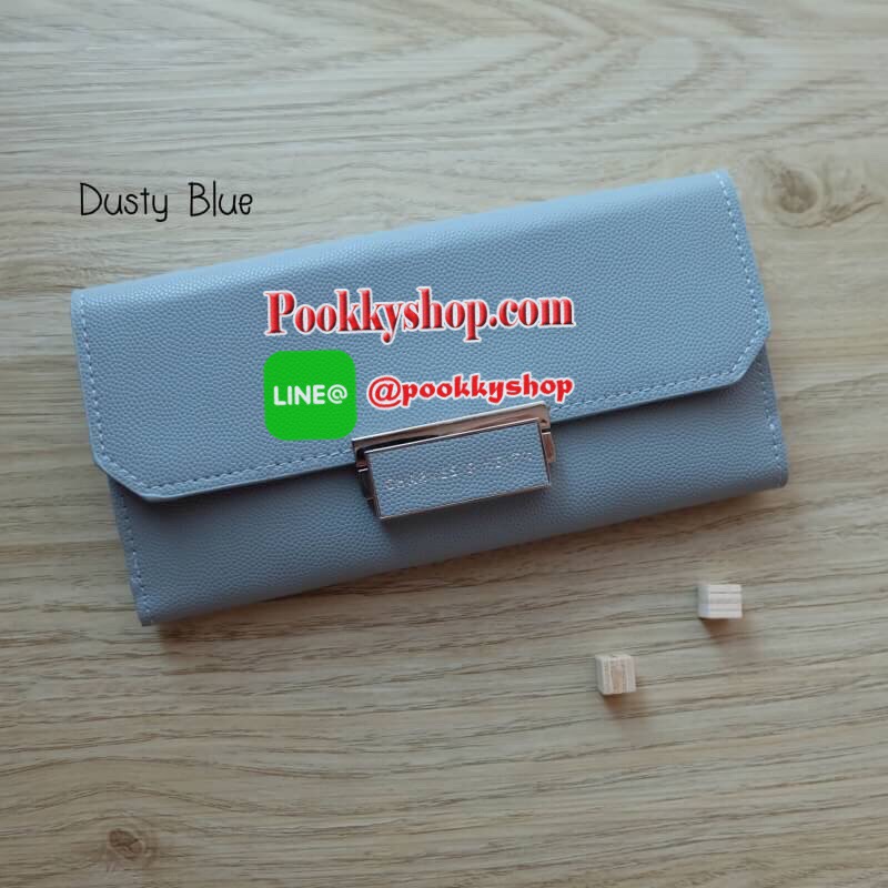 Charles & Keith Push-Lock Long Wallet พร้อมส่งทั้ง 8 สี!! กระเป๋าสตางค์ใบยาว สามารถใช้งานได้ทั้งด้านหน้าและด้านหลัง ด้านหน้าเปิด - ปิดด้วยตัวกดล็อคทั้ง 2 ฝั่งพร้อมกัน ภายในมีช่องซิปและช่องใส่ธนบัตร ด้านหลังเปิด - ปิดด้วยกระดุม ภายในมีช่องใส่บัตรหลายช่องแล